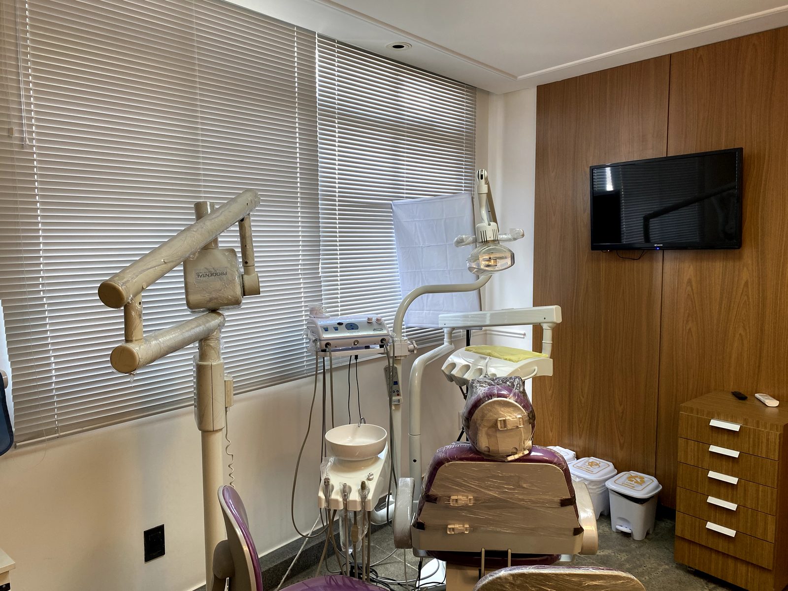 Sala de atendimento odontológico com cadeira e equipamentos